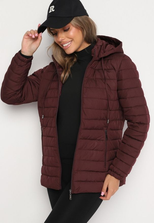Born2be - Bordowa Pikowana Kurtka z Kapturem i Sznurkami Miviana. Okazja: na spacer. Typ kołnierza: kaptur. Kolor: czerwony. Materiał: jeans. Długość rękawa: długi rękaw. Długość: długie