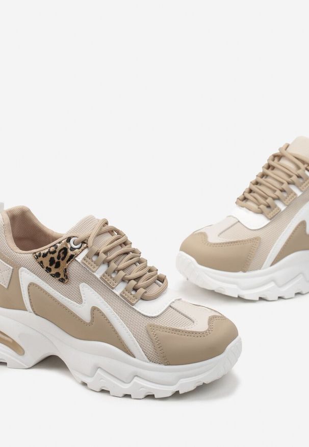 Renee - Ciemnobeżowe Sneakersy Na Grubej Podeszwie z Przeszyciami i Sznurwaniem Marinil. Okazja: na co dzień. Kolor: beżowy. Wzór: motyw zwierzęcy, aplikacja