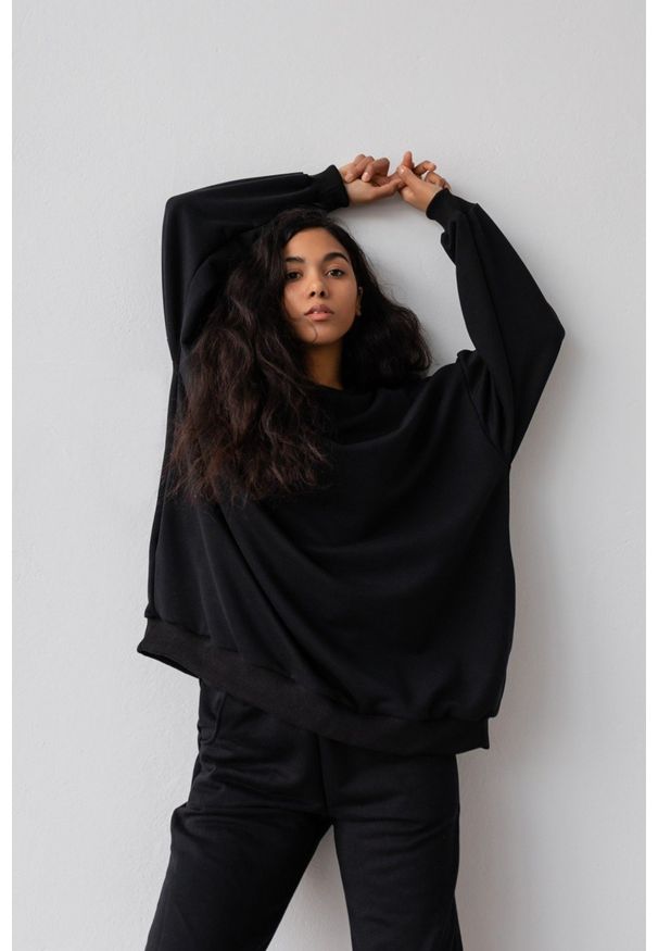 Marsala - Bluza typu oversize o przedłużonym kroju kolor TOTALLY BLACK HUSH. Materiał: materiał, bawełna, dresówka, elastan, dzianina, jeans. Styl: sportowy