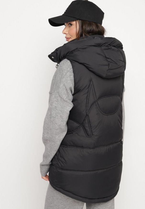 Born2be - Czarna Kamizelka Pikowana z Ozdobnym Suwakiem z Kapturem Fortisse. Okazja: na co dzień, na spotkanie biznesowe. Typ kołnierza: kaptur. Kolor: czarny. Styl: casual, biznesowy, elegancki, klasyczny