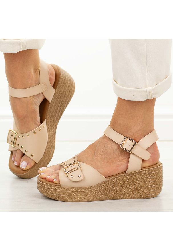 Camelowe sandały damskie na koturnie Sergio Leone Sk067H. Okazja: na co dzień. Zapięcie: sprzączka. Materiał: skóra. Sezon: wiosna, lato. Obcas: na koturnie. Styl: casual, klasyczny, elegancki