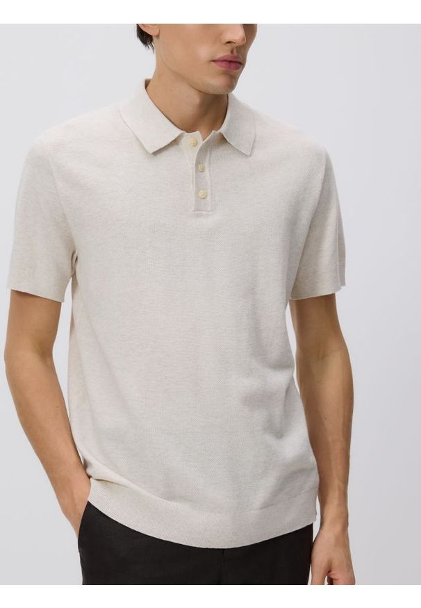 Reserved - Sweter polo z bawełną - beżowy. Typ kołnierza: polo. Kolor: beżowy. Materiał: bawełna