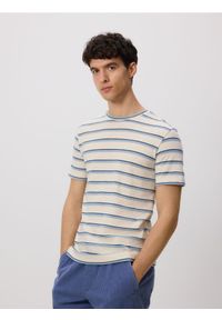 Reserved - T-shirt regular w paski - biały. Kolor: biały. Materiał: bawełna, dzianina. Wzór: paski