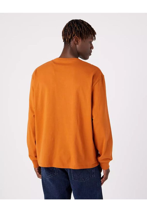 Wrangler - WRANGLER CHEST LOGO TEE MĘSKI LONGSLEEVE KOSZULKA Z DŁUGIM RĘKAWEM NUTMEG BROWN W7BKEEH02 112321458. Długość rękawa: długi rękaw. Długość: długie