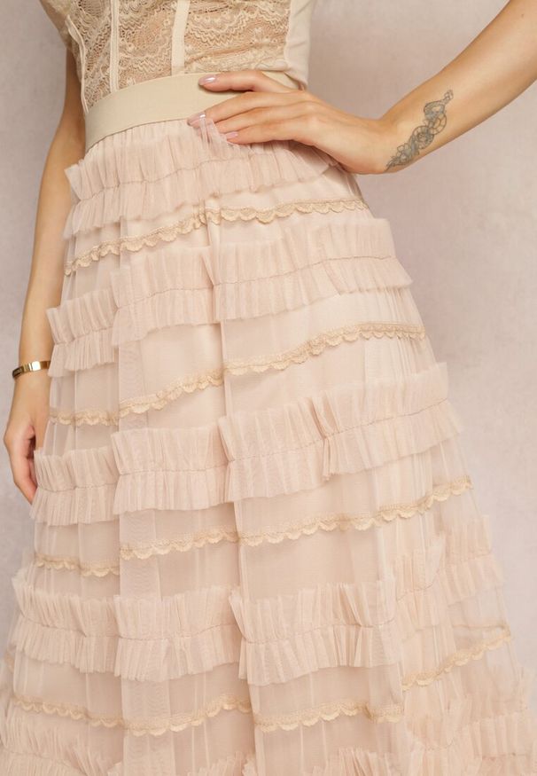 Renee - Beżowa Rozkloszowana Spódnica Maxi Zdobiona Falbankami z Tiulu z Gumką w Pasie Remina. Kolor: beżowy. Materiał: tiul. Wzór: aplikacja