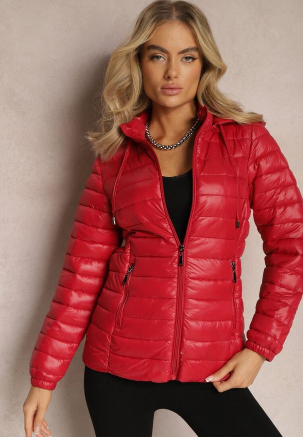 Renee - Czerwona Pikowana Kurtka z Odpinanym Kapturem Telianna. Kolor: czerwony. Styl: elegancki