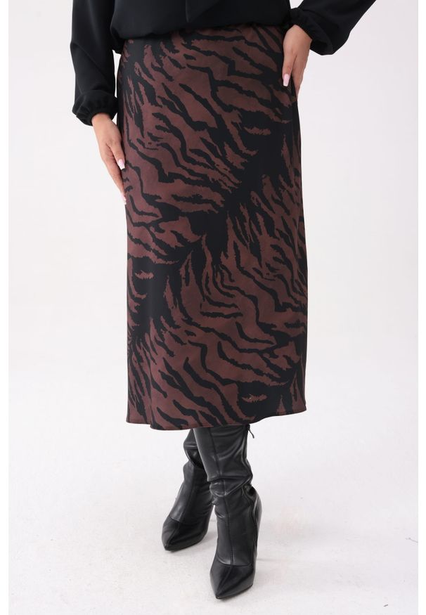 Moda Size Plus Iwanek - Elegancka spódnica Tigra w odcieniach brązu PLUS SIZE XXL OVERSIZE. Okazja: na co dzień. Kolekcja: plus size. Kolor: brązowy. Materiał: poliester, elastan, tkanina, nylon, wiskoza. Długość: krótkie. Wzór: motyw zwierzęcy. Styl: elegancki