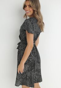 Born2be - Czarna Sukienka Kepherine. Kolor: czarny. Materiał: tkanina, materiał. Wzór: kropki. Typ sukienki: kopertowe. Długość: mini #3