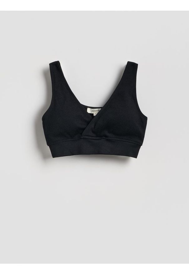 Reserved - Bezszwowy top - czarny. Kolor: czarny. Materiał: prążkowany, dzianina