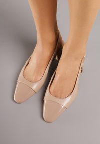 Renee - Ciemnobeżowe Sandały Slingback na Klocku z Lakierowanym Noskiem Iphisania. Kolor: beżowy. Materiał: lakier. Wzór: grochy. Styl: retro #7