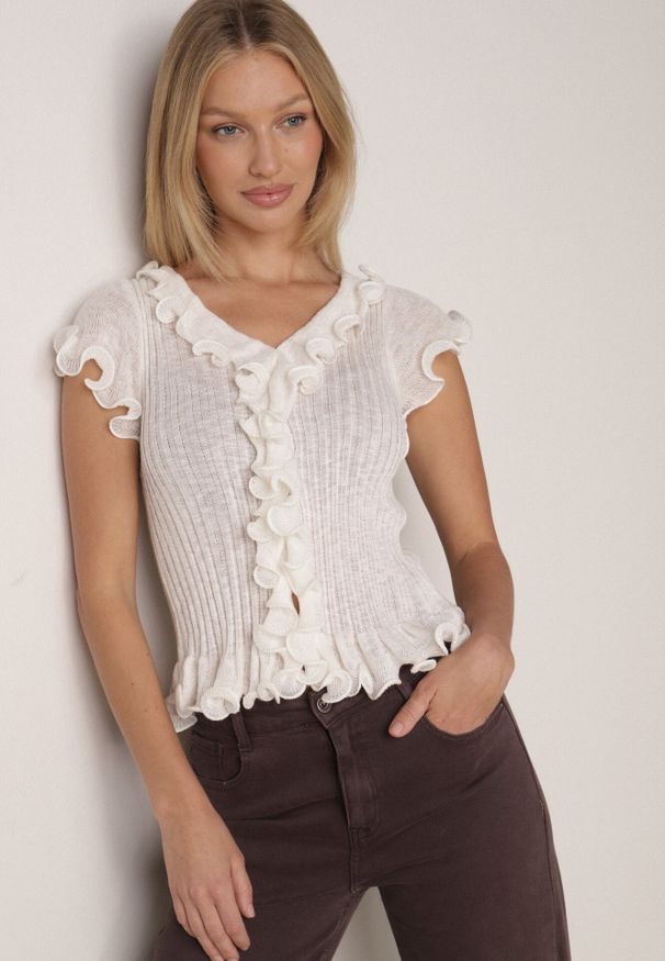 Born2be - Biała Prążkowana Bluzka z Wiskozą Ozdobiona Falbanami Delestra. Okazja: na co dzień, na spotkanie biznesowe. Kolor: biały. Materiał: prążkowany, wiskoza. Wzór: aplikacja. Styl: casual, biznesowy, elegancki