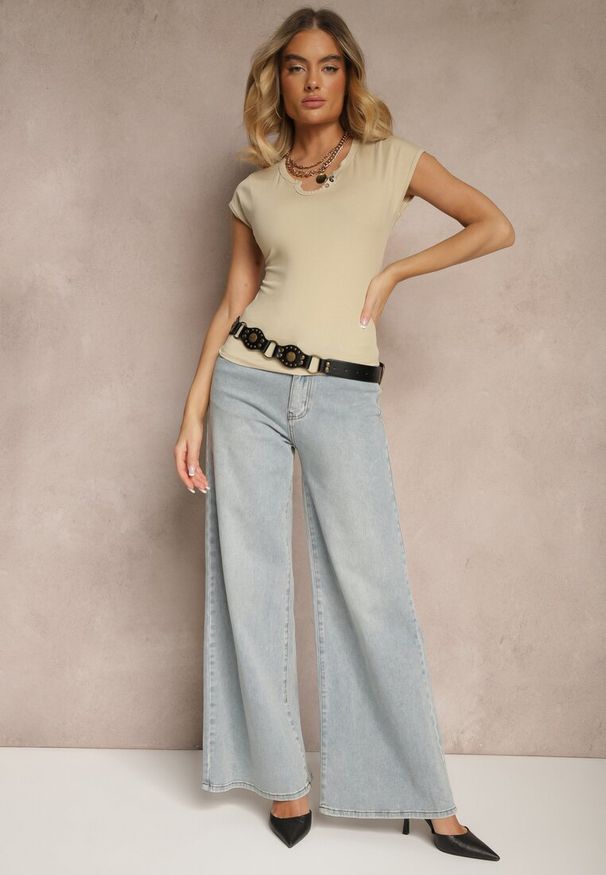 Renee - Beżowy Dopasowany T-shirt z Ozdobnymi Guziczkami i Wycięciem przy Dekolcie Benolla. Okazja: na co dzień. Kolor: beżowy. Materiał: jeans. Wzór: aplikacja. Styl: casual, elegancki