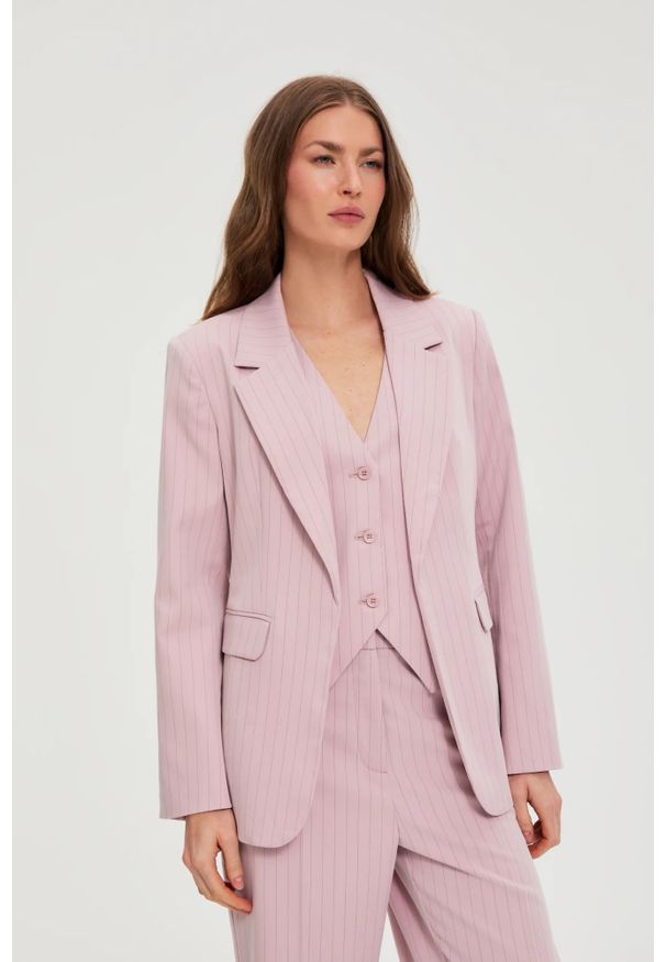 MOODO - Marynarka w paski różowa. Kolor: różowy. Materiał: poliester, wiskoza, elastan. Wzór: paski