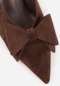 Renee - Brązowe Klapki Mule na Szpilce z Kokardką Kimoseis. Nosek buta: otwarty. Kolor: brązowy. Materiał: skóra, zamsz. Wzór: aplikacja. Sezon: lato. Obcas: na szpilce. Wysokość obcasa: średni #6