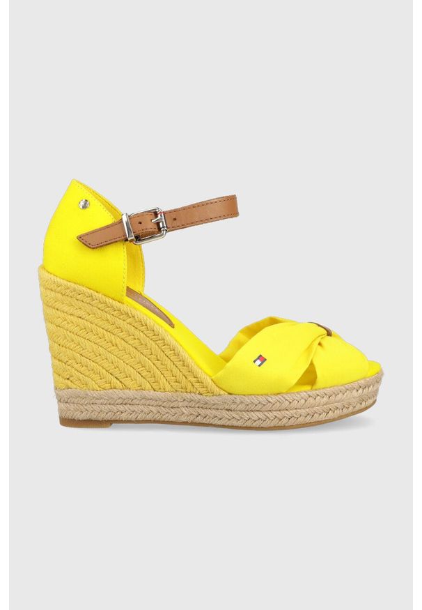 TOMMY HILFIGER - Tommy Hilfiger sandały. Zapięcie: klamry. Kolor: żółty. Materiał: materiał. Wzór: gładki. Obcas: na koturnie