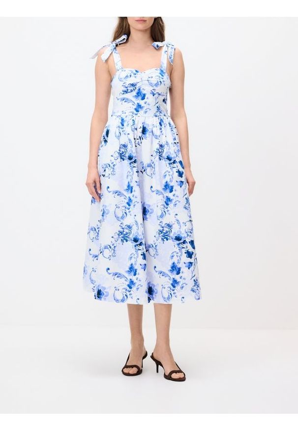 Reserved - Sukienka midi w kwiaty - jasnoniebieski. Kolor: niebieski. Materiał: tkanina. Wzór: kwiaty. Długość: midi