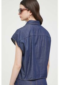 Love Moschino koszula bawełniana damska kolor granatowy relaxed z kołnierzykiem klasycznym. Typ kołnierza: kołnierzyk klasyczny. Kolor: niebieski. Materiał: bawełna. Wzór: aplikacja. Styl: klasyczny #3