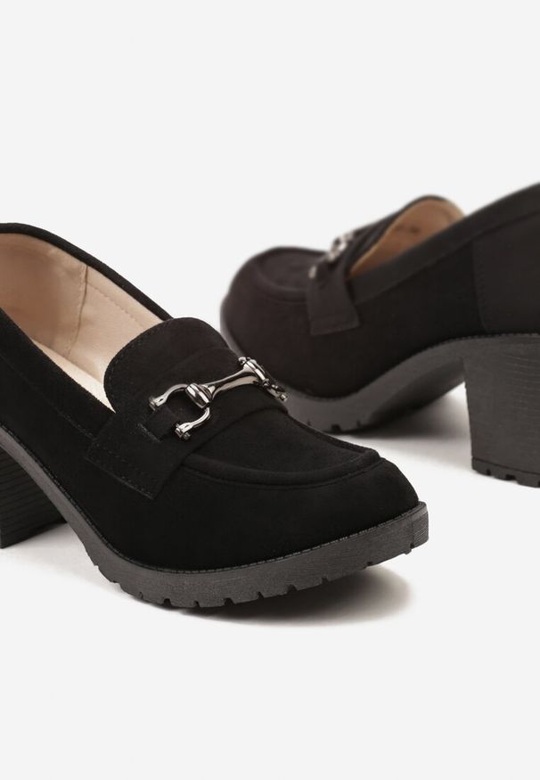 Renee - Czarne Półbuty Mokasyny na Słupku z Platformą Ozdobione Klamrą Acridna. Zapięcie: klamry. Kolor: czarny. Materiał: zamsz. Wzór: aplikacja. Obcas: na platformie. Styl: elegancki, klasyczny. Wysokość obcasa: średni