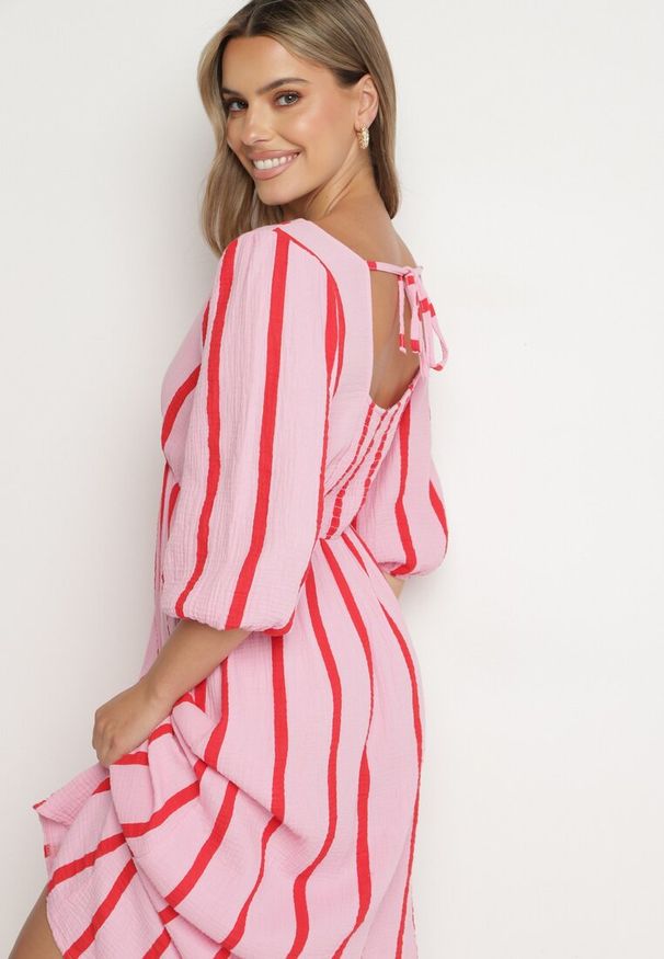 Born2be - Różowo-Pomarańczowa Taliowana Sukienka z Bawełny z Motywem Pasków Rivettes. Okazja: do pracy, na co dzień. Typ kołnierza: dekolt w kształcie V. Kolor: różowy. Materiał: bawełna. Wzór: aplikacja. Typ sukienki: proste. Styl: klasyczny, casual, elegancki