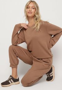 Born2be - Ciemnobeżowy Komplet Dresowy z Bawełną Bluza i Spodnie ze Ściągaczami Anirrive. Kolor: beżowy. Materiał: dresówka, bawełna #6