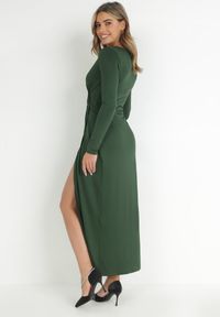 Born2be - Ciemnozielona Sukienka Mellona. Typ kołnierza: dekolt w kształcie V. Kolor: zielony. Materiał: dzianina, materiał. Długość rękawa: długi rękaw. Wzór: gładki. Typ sukienki: kopertowe. Styl: glamour, elegancki. Długość: maxi #8