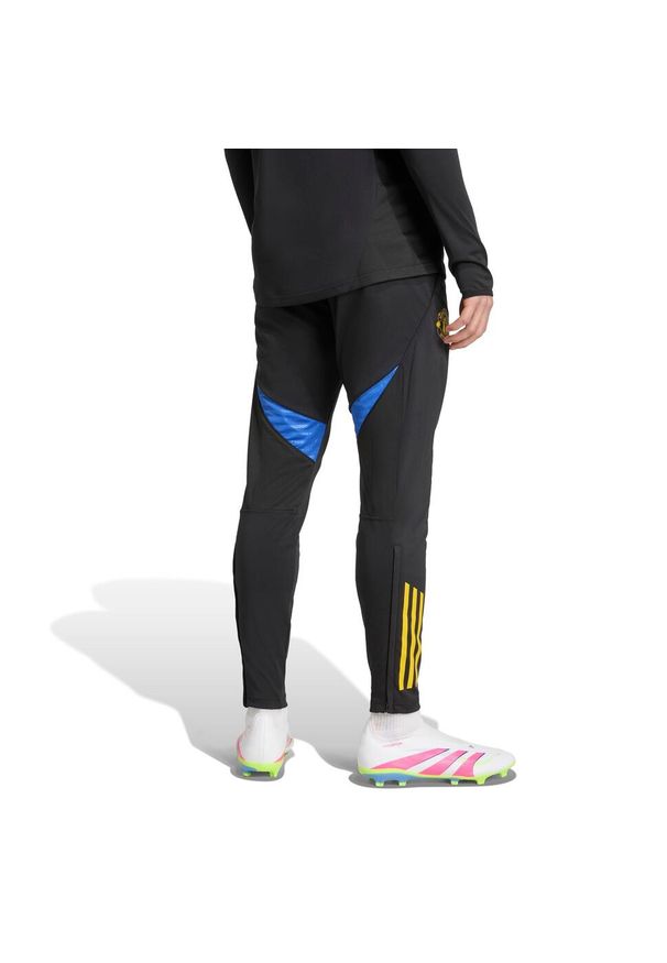 Adidas - Spodnie treningowe Manchester United EU 2025/26. Kolor: czarny. Sport: piłka nożna