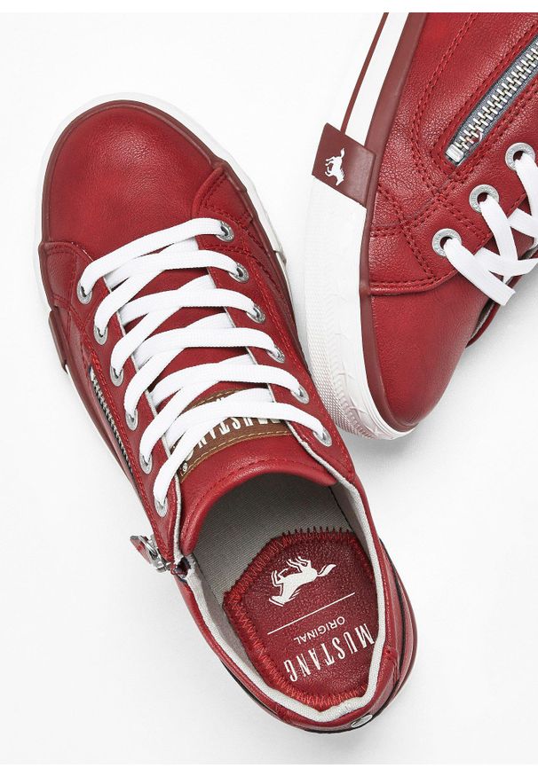 bonprix - Sneakersy marki Mustang z zamkiem. Zapięcie: zamek. Kolor: czerwony. Wzór: aplikacja