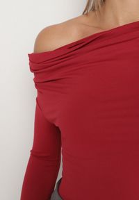 Born2be - Bordowa Bluzka Vices o Asymetrycznym Kroju z Długimi Rękawami Kovrra. Okazja: na co dzień. Kolor: czerwony. Materiał: jeans. Długość rękawa: długi rękaw. Długość: długie. Styl: casual #5