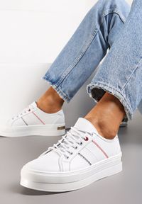 Renee - Białe Sznurowane Sneakersy ze Skóry Naturalnej z Przeszyciami i Metaliczną Wstawką Klefamia. Kolor: biały. Materiał: skóra #1
