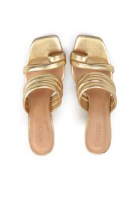 Kazar - Eleganckie złote klapki na wysokim obcasie. Kolor: złoty. Materiał: skóra. Obcas: na obcasie. Styl: elegancki. Wysokość obcasa: wysoki #4
