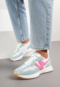 Renee - Jasnozielone Sneakersy Ozdobione Geometrycznym Wzorem Hirreti. Okazja: na co dzień. Kolor: zielony. Materiał: jeans. Wzór: geometria, aplikacja. Obcas: na platformie