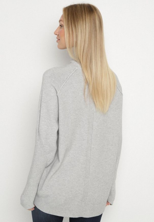 Born2be - Szary Klasyczny Golf z Dodatkiem Kaszmiru Zoirmosa. Okazja: na co dzień, do pracy, na spotkanie biznesowe. Typ kołnierza: golf. Kolor: szary. Materiał: kaszmir. Długość rękawa: długi rękaw. Długość: długie. Styl: klasyczny