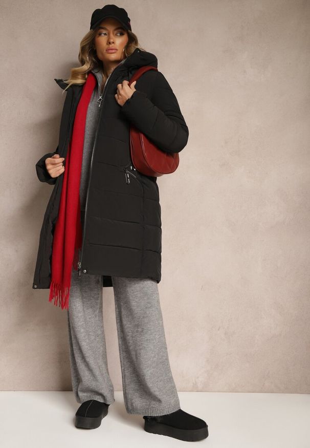 Renee - Czarna Kurtka z Pikowanymi Przeszyciami Kapturem i Wysokim Kołnierzem Atinesca. Okazja: na co dzień. Kolor: czarny. Materiał: tkanina, jeans. Sezon: zima. Styl: casual