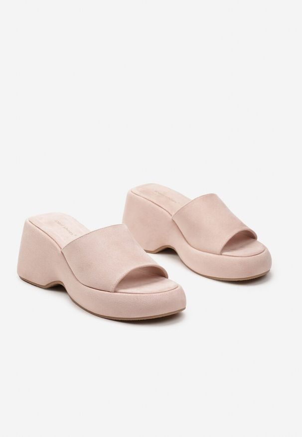 Born2be - Różowe Klapki na Koturnie z Platformą i Szerokim Paskiem Arlika. Okazja: na co dzień. Kolor: różowy. Materiał: len, koronka. Sezon: lato. Obcas: na koturnie. Styl: casual