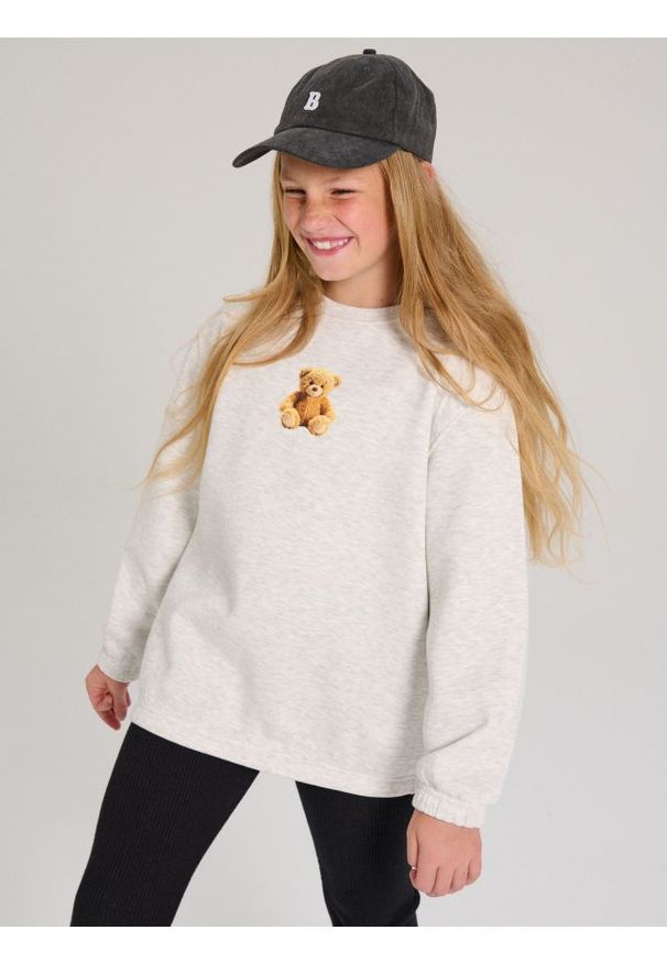 Sinsay - Bluza dresowa crewneck z nadrukiem misia - beżowy. Kolor: beżowy. Materiał: dresówka. Wzór: nadruk