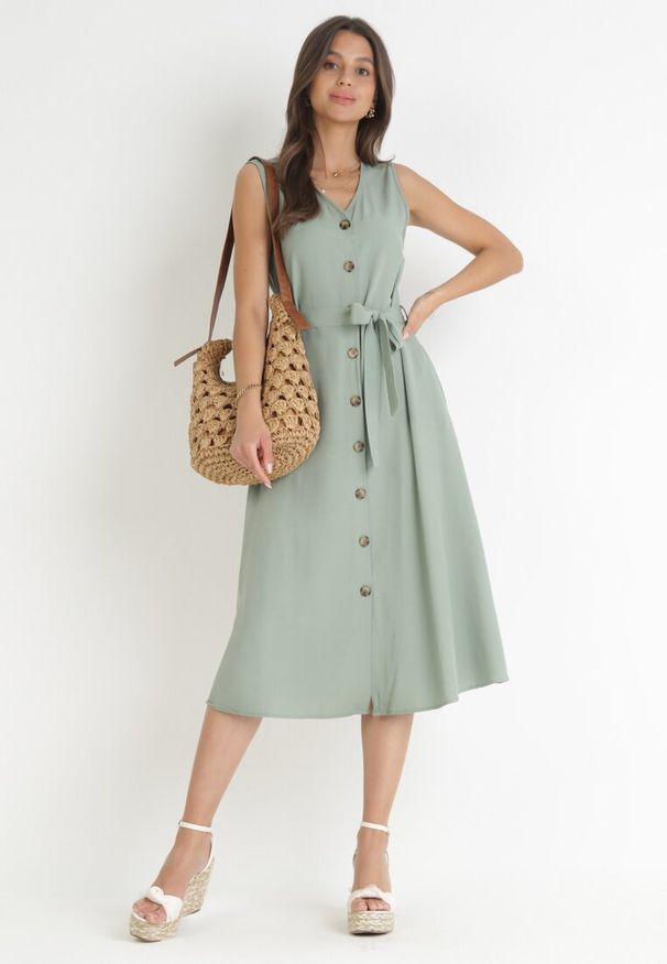 Born2be - Zielona Trapezowa Sukienka z Wiązanym Paskiem Brystia. Kolor: zielony. Materiał: materiał. Sezon: wiosna, lato. Typ sukienki: trapezowe