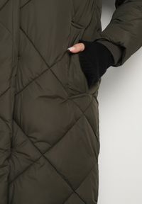 Born2be - Ciemnozielona Kurtka Płaszcz z Geometrycznym Pikowaniem Johnatta. Kolor: zielony. Wzór: geometria #3