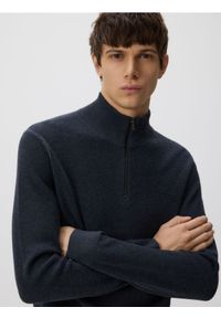 Reserved - Sweter z rozpinanym golfem - granatowy. Typ kołnierza: golf. Kolor: niebieski. Materiał: bawełna, dzianina #1