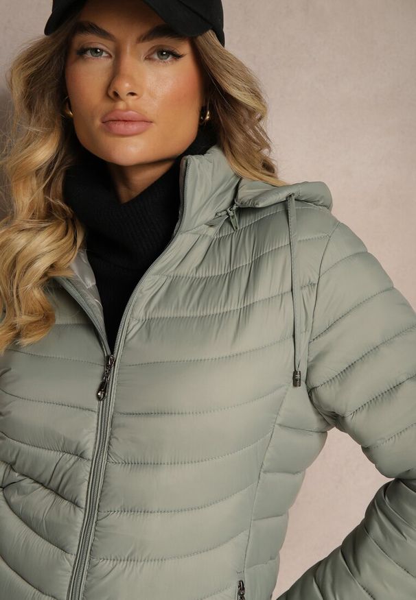 Renee - Jasnozielona Kurtka o Wydłużonym Kroju Pikowana z Odpinanym Kapturem Sintinea. Okazja: na co dzień. Kolor: zielony. Materiał: jeans. Styl: elegancki, casual