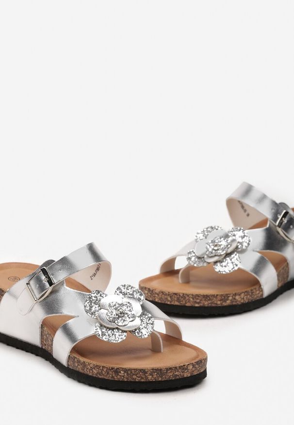 Renee - Srebrne Klapki na Koturnie z Aplikacją Brokatowego Kwiatka Ezbiana. Okazja: na spacer, na plażę. Kolor: srebrny. Wzór: kwiaty, aplikacja. Obcas: na koturnie