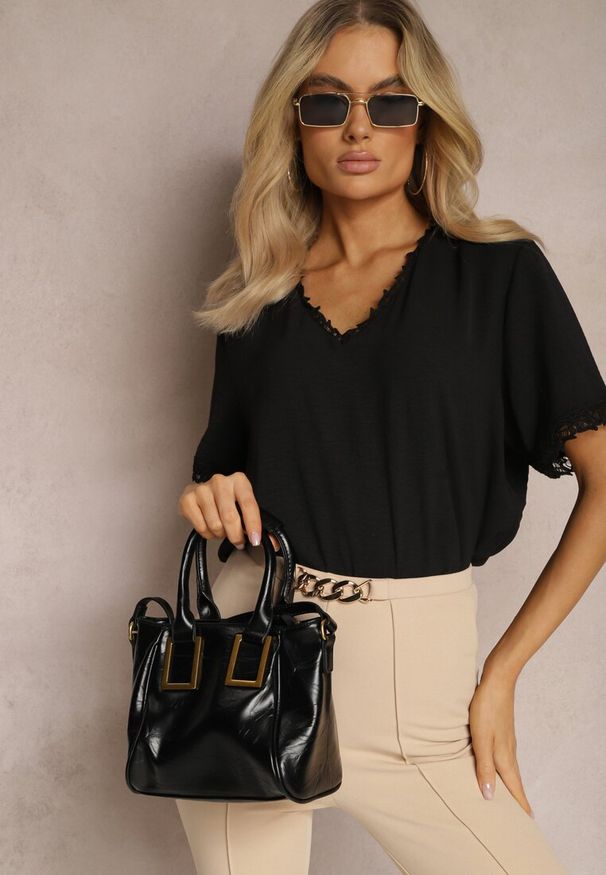Renee - Czarna Bluzka z Wykończeniami z Koronki i Dekoltem V Mallana. Kolor: czarny. Materiał: koronka. Wzór: koronka. Styl: elegancki