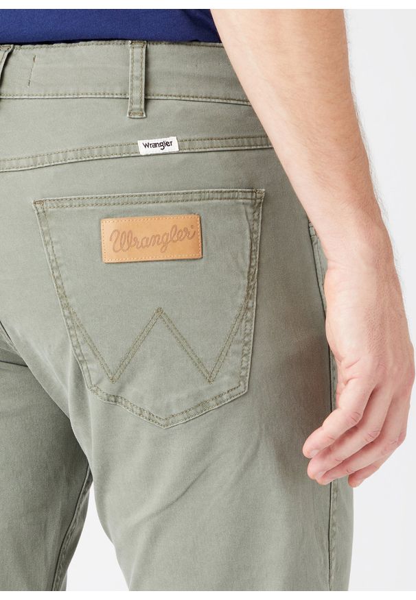 Wrangler - WRANGLER GREENSBORO MĘSKIE SPODNIE MATERIAŁOWE DUSTY OLIVE W15QY665M 112145836. Materiał: materiał