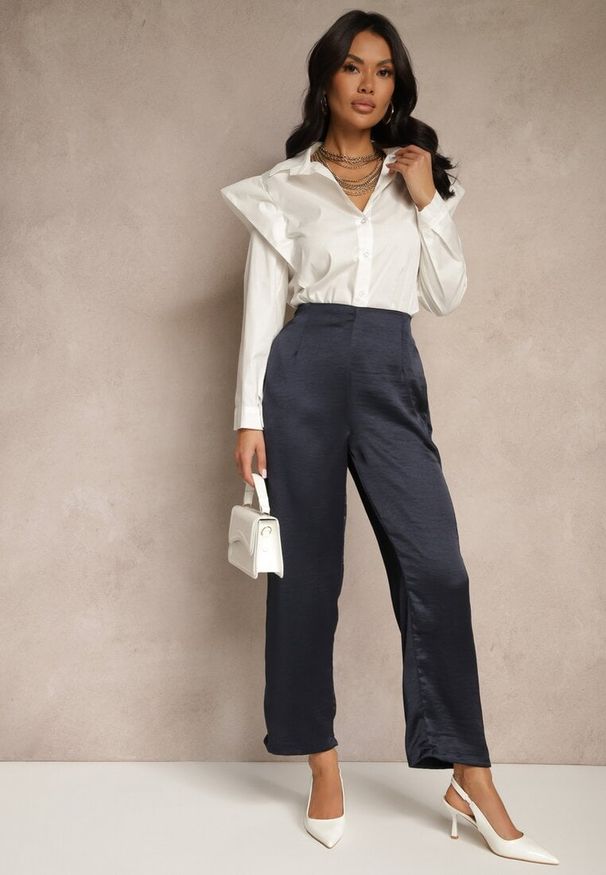 Renee - Granatowe Eleganckie Spodnie o Szerokim Kroju z Satynowym Połyskiem Lionea. Okazja: na spotkanie biznesowe, na co dzień. Kolor: niebieski. Materiał: satyna. Styl: elegancki
