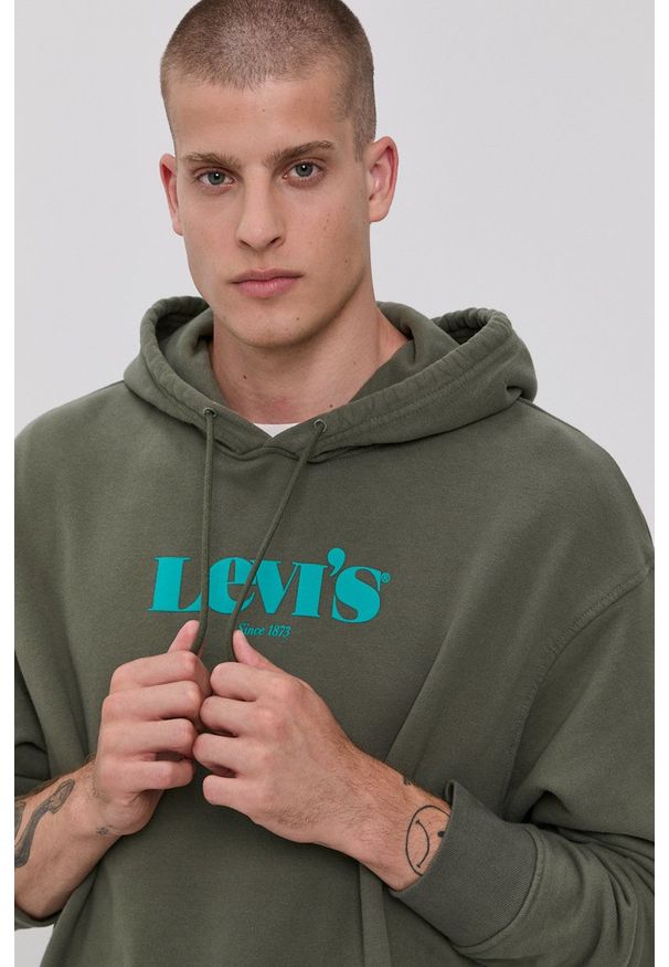 Levi's® - Levi's Bluza bawełniana męska kolor zielony z kapturem z nadrukiem. Okazja: na spotkanie biznesowe. Typ kołnierza: kaptur. Kolor: zielony. Materiał: bawełna. Wzór: nadruk. Styl: biznesowy