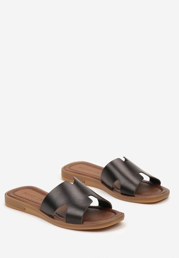 Born2be - Czarne Klasyczne Skórzane Klapki na Płaskiej Podeszwie z Wycięciami Ciloa. Okazja: na co dzień. Kolor: czarny. Materiał: skóra. Sezon: lato. Obcas: na płaskiej podeszwie. Styl: klasyczny