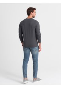 Ombre Clothing - Longsleeve męski bez nadruku z dekoltem w serek - grafitowy V4 - Rozmiar: L. Okazja: na co dzień. Typ kołnierza: dekolt w serek. Kolor: szary. Materiał: materiał, bawełna. Długość rękawa: długi rękaw. Długość: długie. Wzór: gładki, jednolity. Styl: klasyczny, casual, elegancki