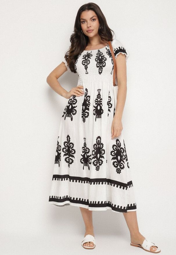 Born2be - Biała Sukienka o Kroju Hiszpanki Zdobiona Orientalnym Wzorem Aravine. Okazja: na co dzień. Typ kołnierza: dekolt hiszpanka. Kolor: biały. Materiał: jeans. Długość rękawa: krótki rękaw. Wzór: aplikacja. Sezon: lato. Styl: casual, elegancki