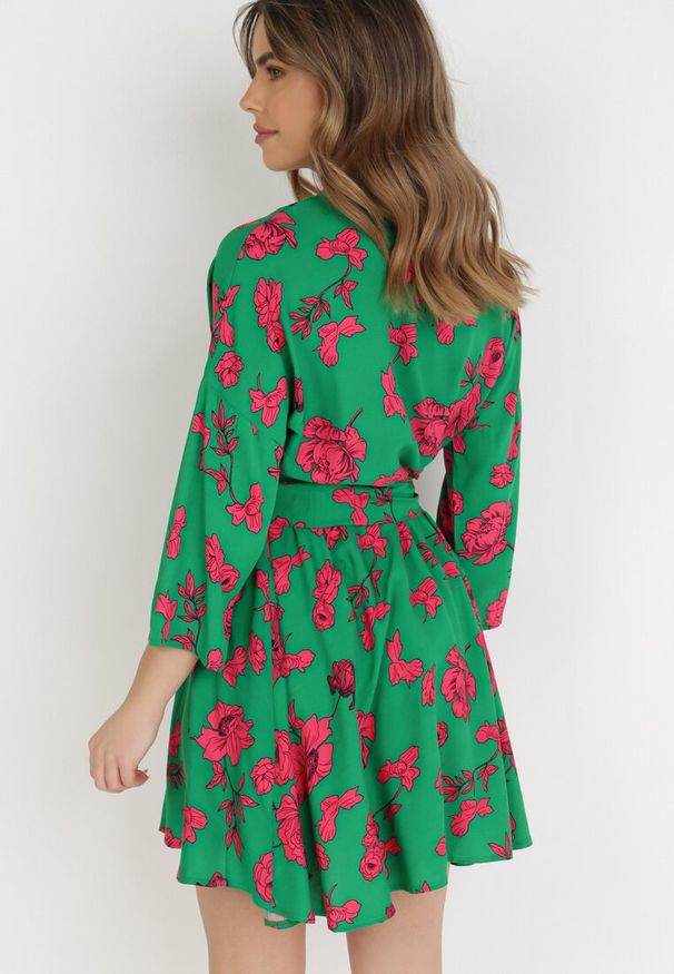 Born2be - Zielona Sukienka Naesousa. Kolor: zielony. Materiał: materiał. Wzór: nadruk. Typ sukienki: kopertowe. Długość: mini