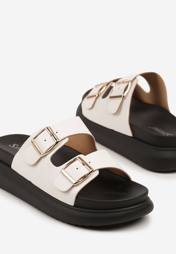 Born2be - Białe Klapki na Grubej Podeszwie z Paskami z Klamrami Rosaniella. Okazja: na imprezę, na plażę, na co dzień. Kolor: biały. Materiał: jeans. Sezon: lato. Styl: casual, klasyczny, elegancki