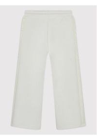 Guess Spodnie dresowe J2YQ26 FL03S Biały Regular Fit. Kolor: biały. Materiał: bawełna